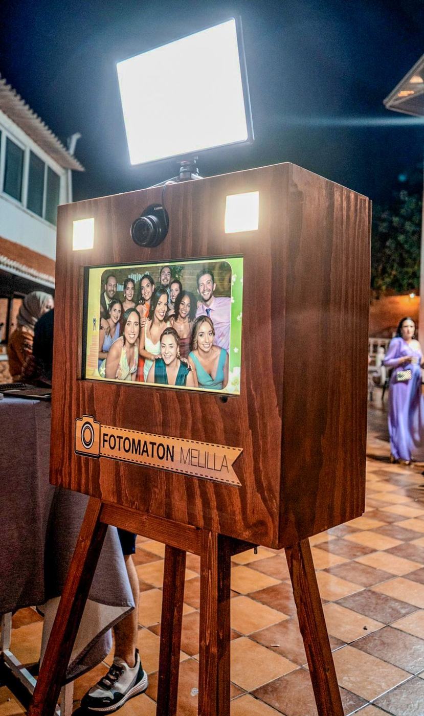 Fotomatón de madera con pantalla y luz de estudio