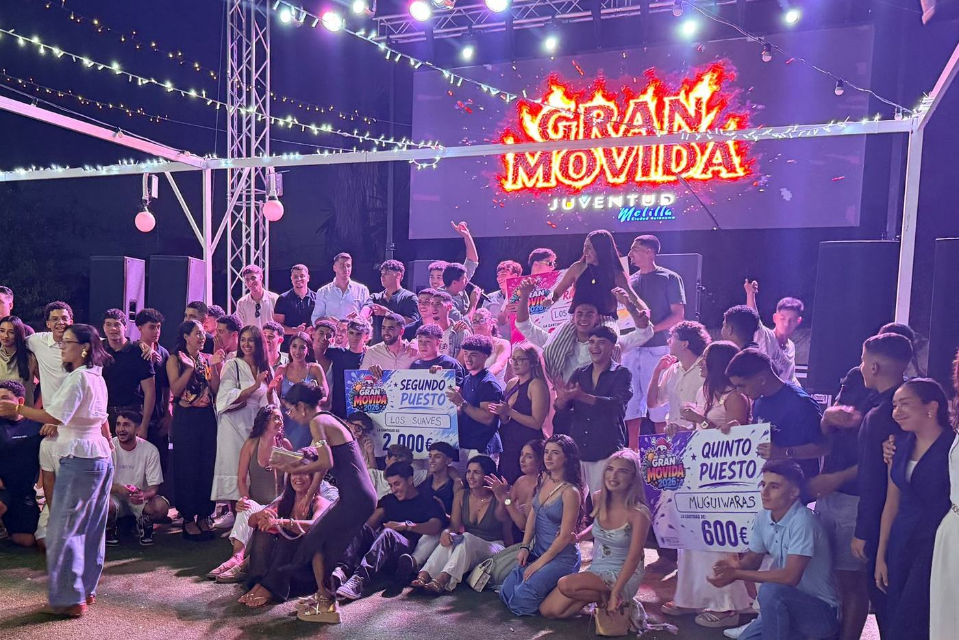 Cientos de jóvenes celebrando frente a la pantalla de la Gran Movida en Melilla