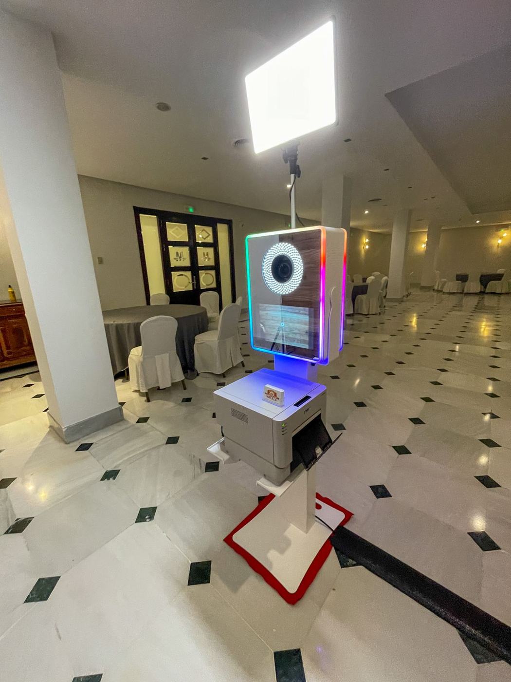 Fotomatón blanco con luz de estudio en un salón