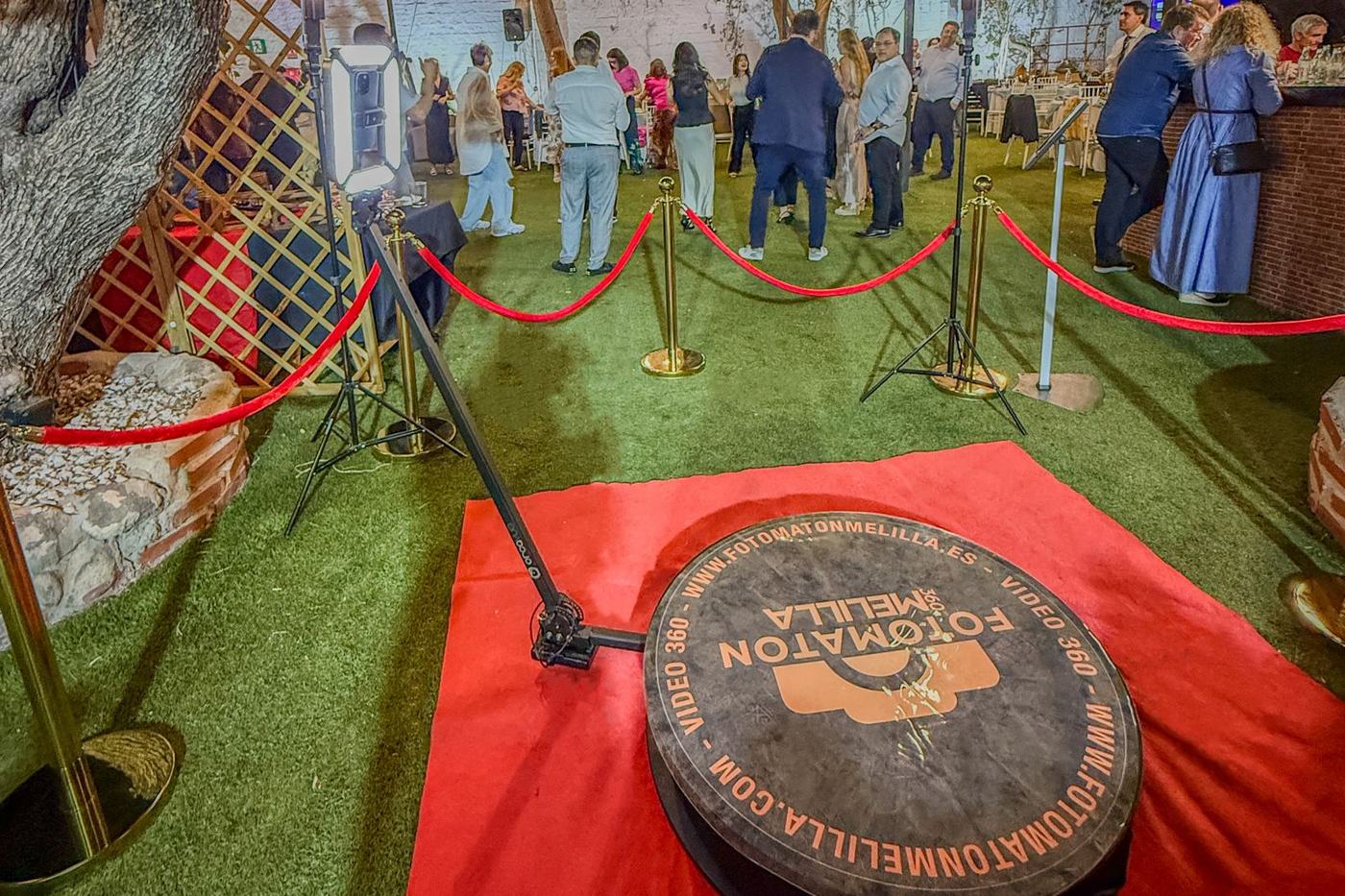 Plataforma 360 con alfombra roja en una celebración