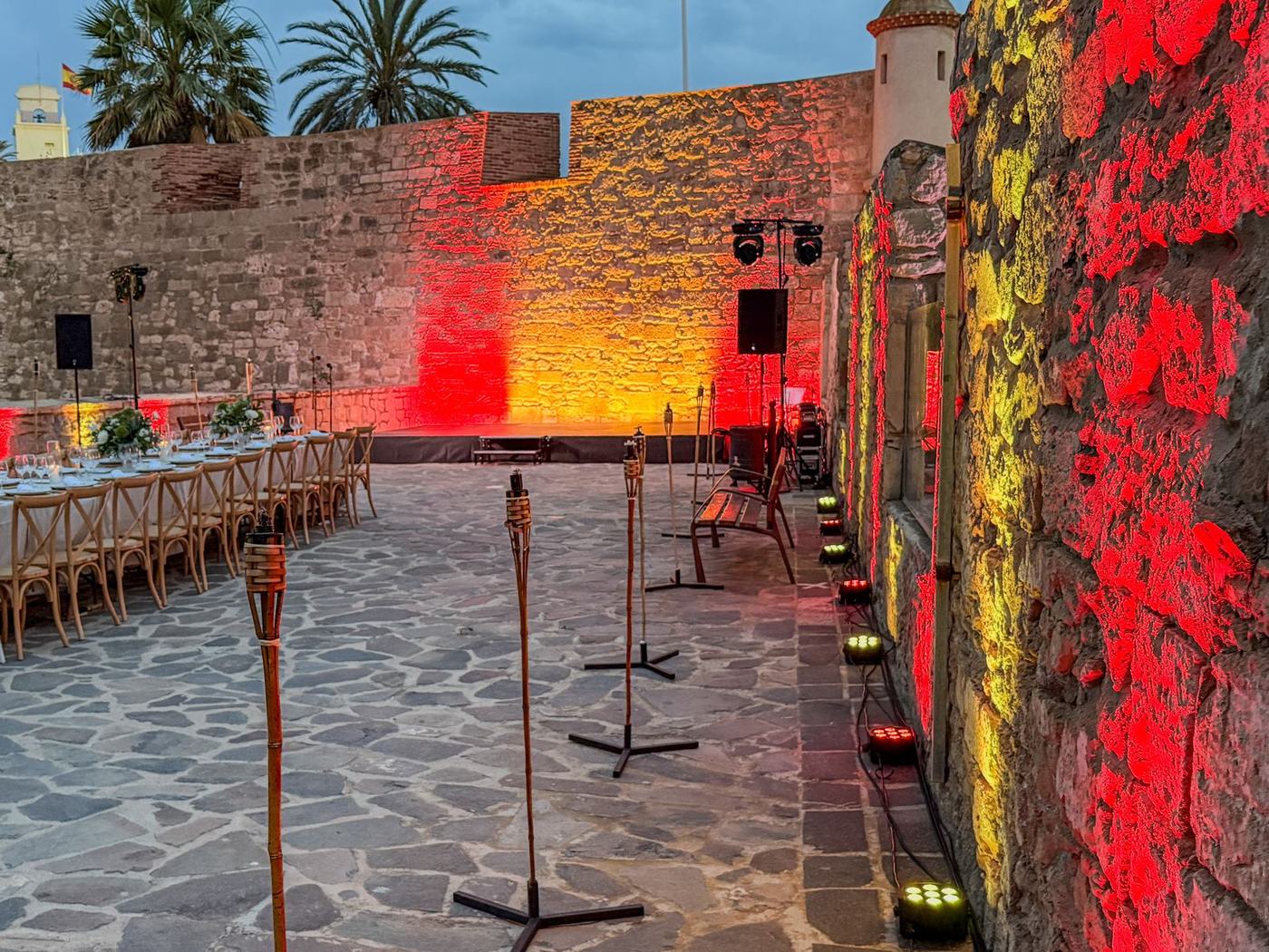 Cena de gala en un recinto amurallado iluminado