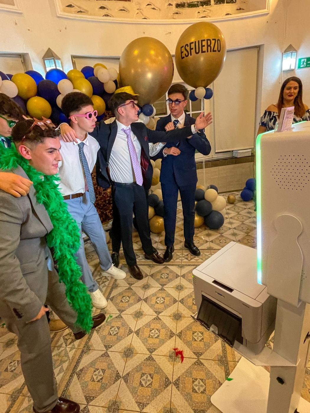 Jóvenes con atrezo en una graduación