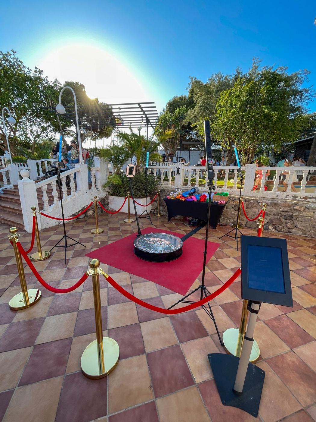 Videomatón 360 al aire libre con alfombra roja y postes dorados