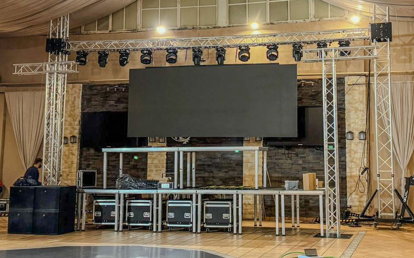 Escenario con estructura truss, pantalla LED e iluminación